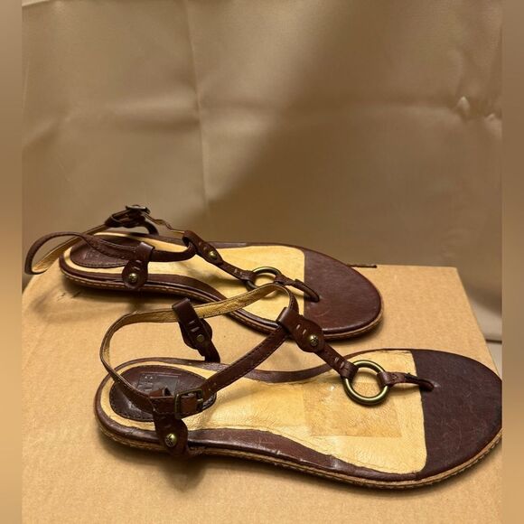 Frye Mary Harness Leather t strap Sandals 8.5 Brown Flat Thong Ring bohemian - Picture 3 of 10